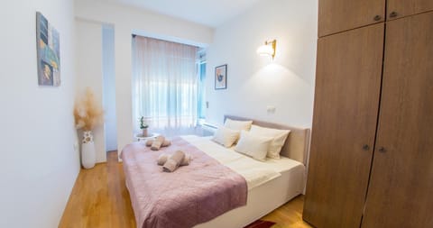 Bed, Bedroom, towels, wardrobe