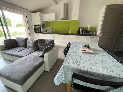 Kitchen or kitchenette, Living room, Dining area, minibar, stove