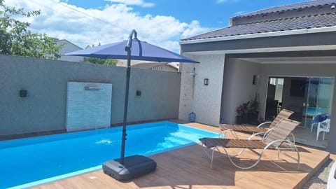 Property building, Patio, Day, Pool view, Swimming pool, sunbed
