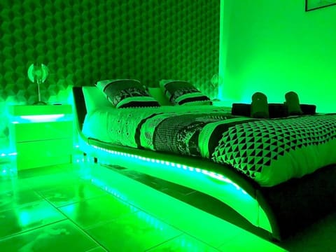 Le Black and Wood, proche centre, parking gratuit. Apartment in Île-de-France