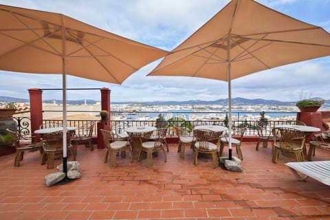 Property building, Balcony/Terrace, Living room
