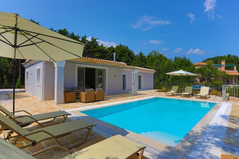 Property building, Patio, Day, Pool view, Swimming pool, sunbed