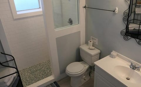 Shower, Toilet, Bathroom, towels