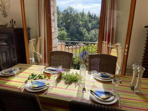 Bright apartment close to the village Apartment in Vence
