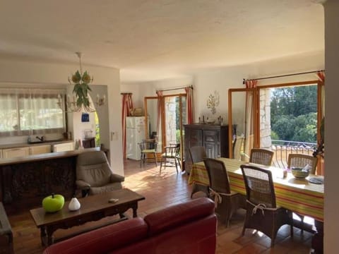 Bright apartment close to the village Apartment in Vence