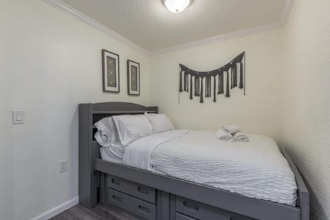 Bed, Photo of the whole room, Decorative detail, Bedroom, towels
