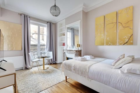 Bed, Dining area, Bedroom, flat iron, towels