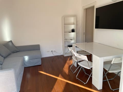 Communal lounge/ TV room, TV and multimedia, Living room, Seating area, Dining area, Evening entertainment