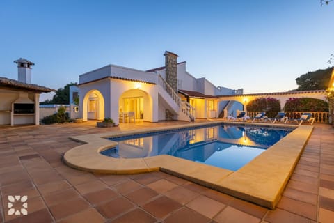Property building, Day, Pool view, Swimming pool, sunbed