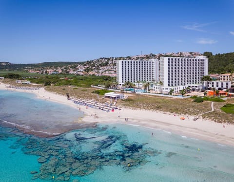 Restaurant/places to eat, People, Activities, Children play ground, Garden, Balcony/Terrace, Dining area, Beach, Sea view, Swimming pool