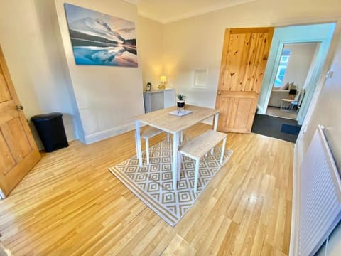 EasyRest House 2 Grantham - 6 Beds & Free Parking - Easy Location - Access to A1, Town Centre & Shops House in Grantham