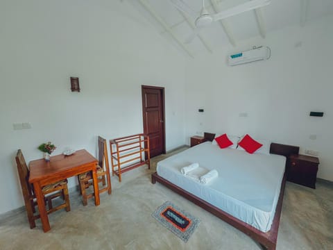 Bed, Living room, Photo of the whole room, Seating area, Dining area, Bedroom, towels, air conditioner