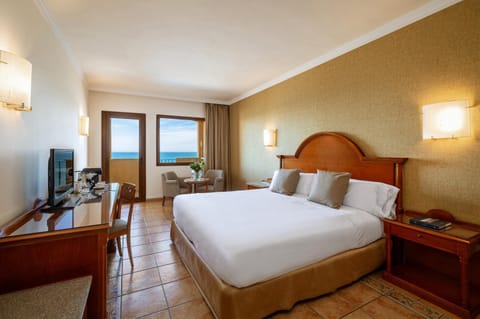 Bed, Natural landscape, Photo of the whole room, Sea view