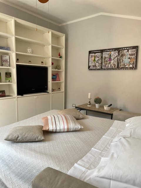 Bed, TV and multimedia, Bedroom