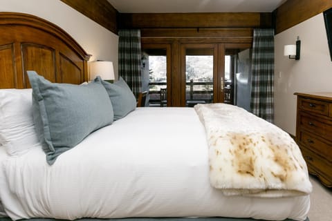 Deluxe King Room with Deck Hotel Room Hotel in Deer Valley