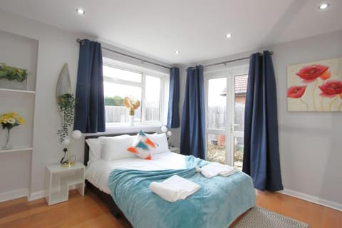 Bed, Bedroom, towels