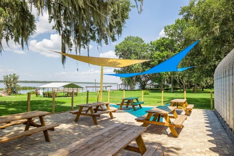 Patio, Restaurant/places to eat, Communal lounge/ TV room, Communal lounge/ TV room, View (from property/room), Balcony/Terrace, Food and drinks, Seating area, Dining area, Lake view, Area and facilities, Lunch, Dinner