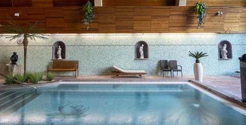 Swimming pool, sunbed