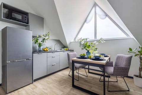 Kitchen or kitchenette, minibar