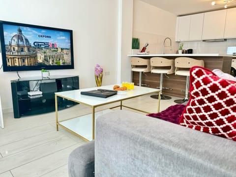 Communal lounge/ TV room, TV and multimedia, Kitchen or kitchenette, Living room, Seating area, Dining area, Evening entertainment