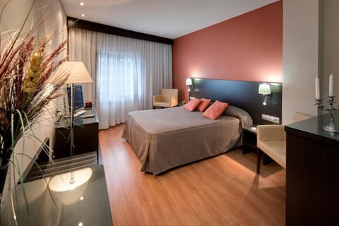 Bedroom, Breakfast