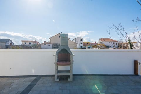 Property building, Facade/entrance, BBQ facilities, Garden