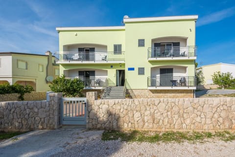 Property building, Patio, Facade/entrance