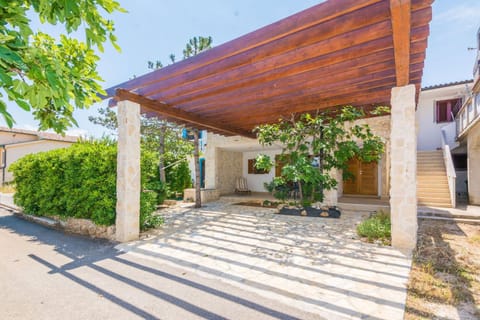 Property building, Patio, Facade/entrance, BBQ facilities, Garden