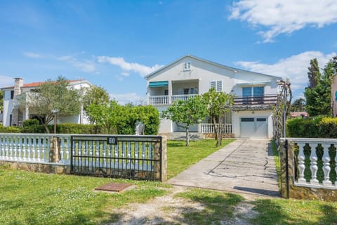 Shower, Property building, Facade/entrance, Garden, Seating area