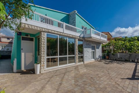 Property building, Facade/entrance, Balcony/Terrace, Landmark view