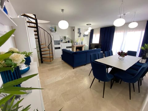 TV and multimedia, Living room, Seating area, Floor plan, Dining area, fireplace