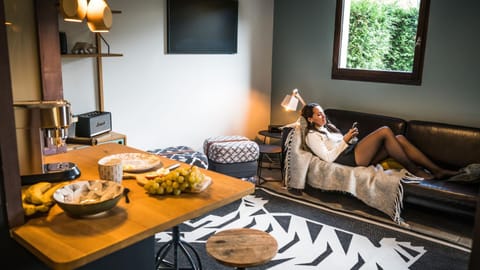 TV and multimedia, Living room, Seating area, Garden view