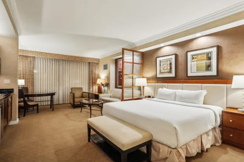 Bed, Living room, Photo of the whole room, Seating area, Bedroom, hair dresser