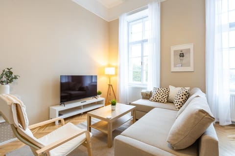 Communal lounge/ TV room, TV and multimedia, Living room, Seating area, Evening entertainment