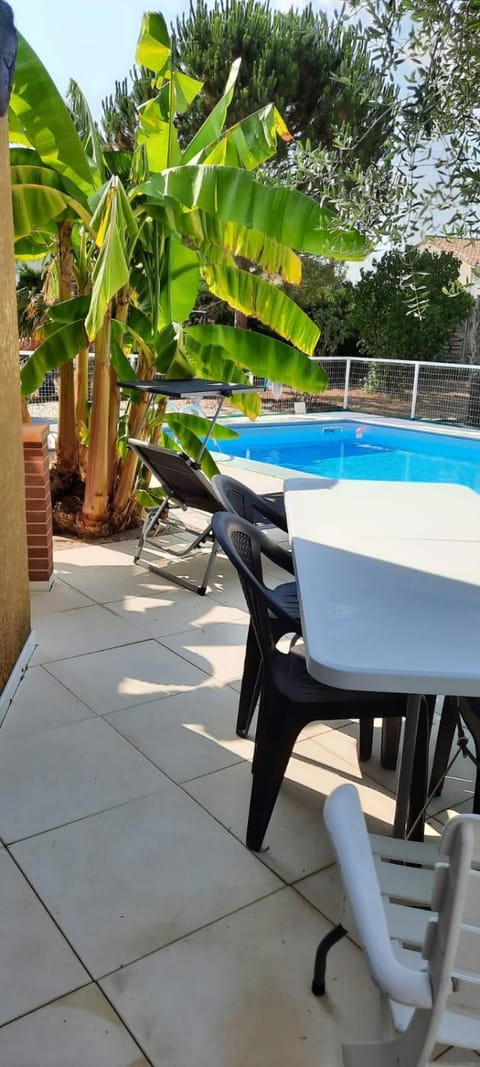Patio, Dining area, Swimming pool