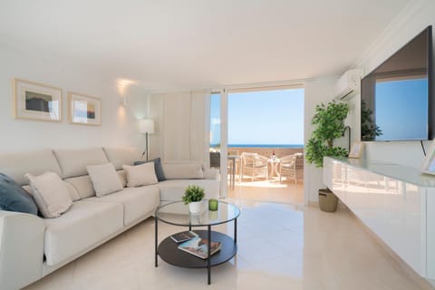 Communal lounge/ TV room, TV and multimedia, Living room, Seating area, internet, air conditioner