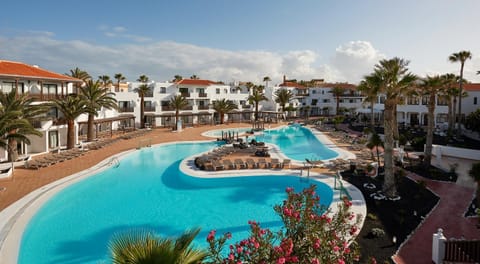Property building, Restaurant/places to eat, Pool view, Swimming pool, sunbed