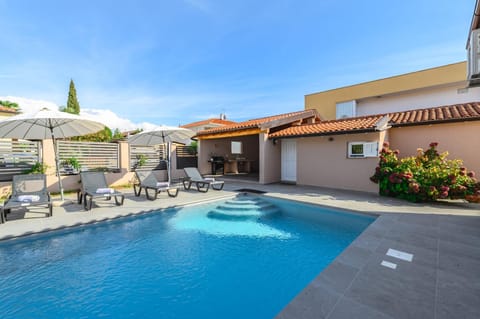 Property building, Patio, Day, Pool view, Swimming pool, sunbed