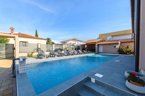 Property building, Patio, Day, Pool view, Swimming pool, sunbed