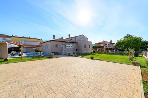 Property building, Garden, Garden view, Parking