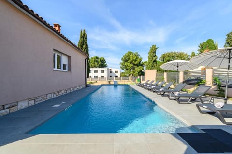 Property building, Patio, Day, Pool view, Swimming pool, Parking, sunbed