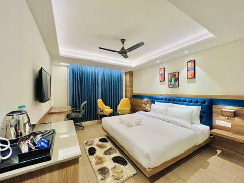 Bed, TV and multimedia, Photo of the whole room, Seating area, Bedroom, fireplace, air conditioner