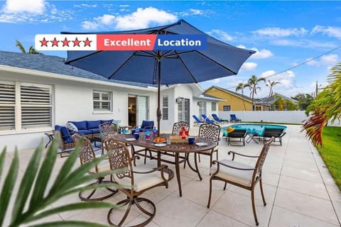 Patio, Swimming pool, sunbed