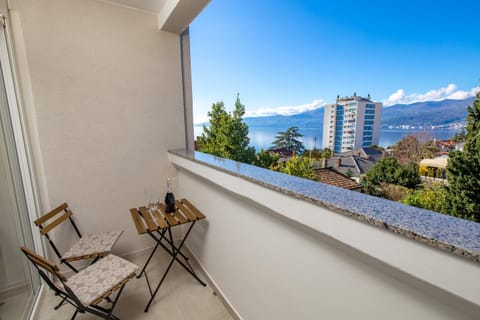 Balcony/Terrace, Mountain view