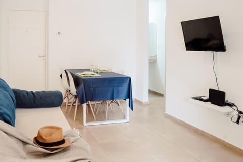 Communal lounge/ TV room, TV and multimedia, Living room, Seating area, Dining area, Evening entertainment