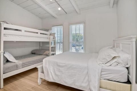 Walk to Beach, Patio with Ocean View, AC Apartment in Carlsbad