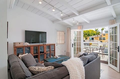 Walk to Beach, Patio with Ocean View, AC Apartment in Carlsbad