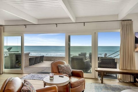 ON THE SAND!! Private Beach! OCEAN FRONT HOT TUB!! House in Capistrano Beach