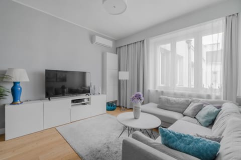 TV and multimedia, Seating area, Evening entertainment, air conditioner