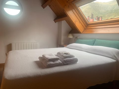 Bed, View (from property/room), Photo of the whole room, Bedroom, Mountain view, towels
